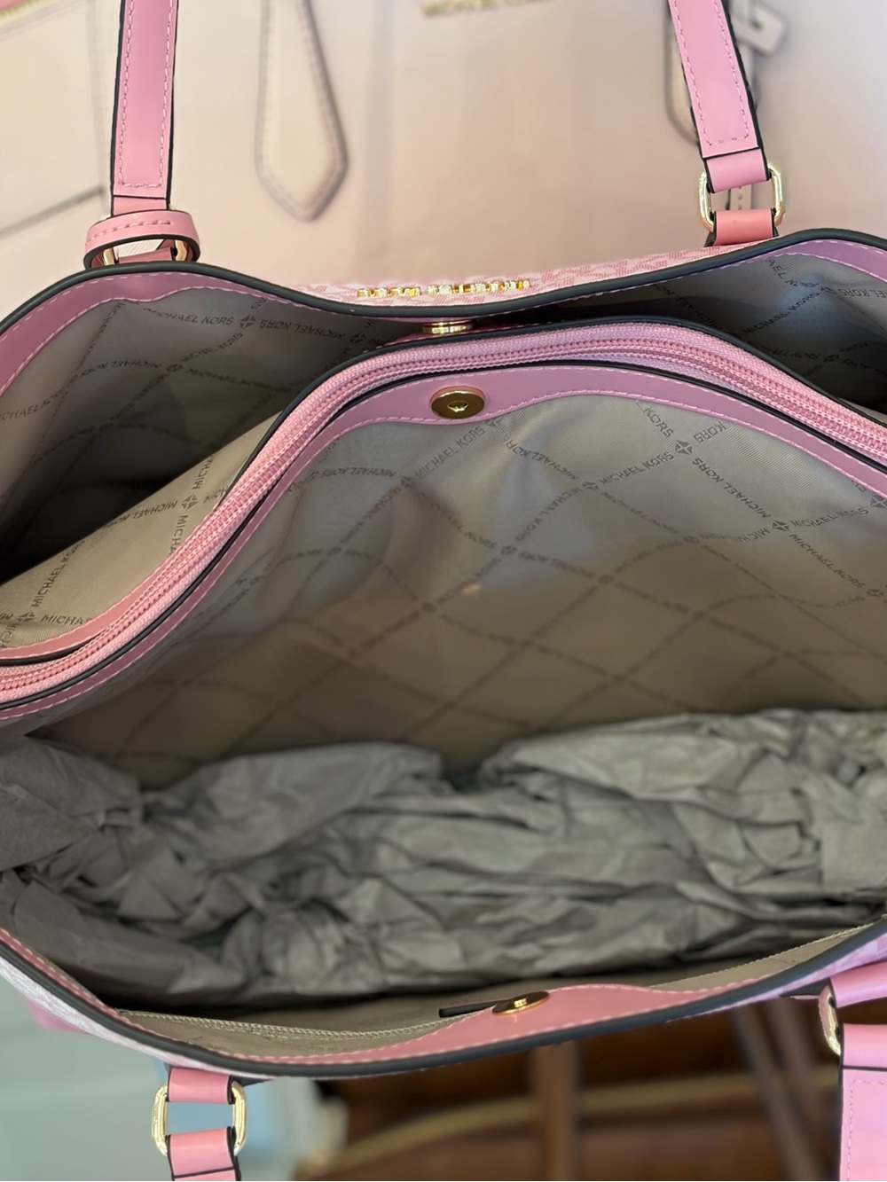 MICHAEL KORS Sheila Large Ombre Signature Logo Tote Bag and wallet Set
Carnation - Picture 5 of 16